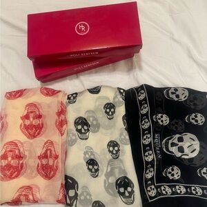 Alexander McQueen
skull-print scarf